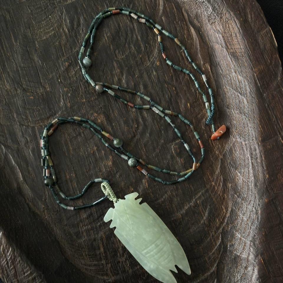 ожерелье из индийского агата с цикадой из нефрита