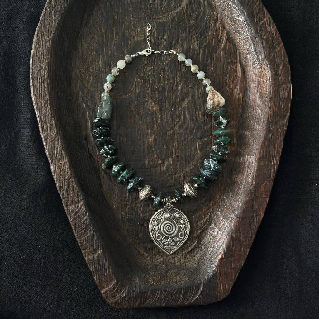 Ожерелье из мохового агата