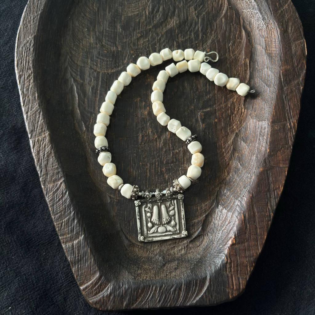 Ожерелье из белого коралла