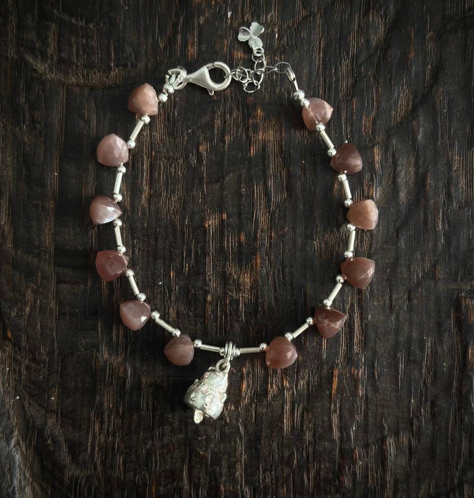 браслет из лунного камня с Манэки-нэко