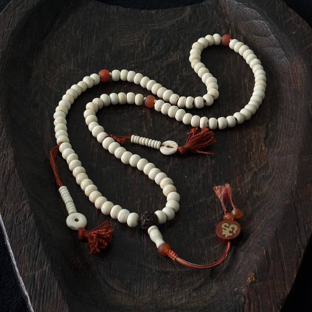 мала из кости яка с сердоликом