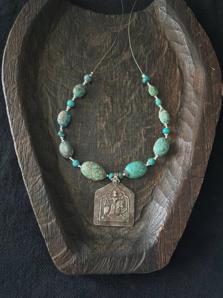 Ожерелье из бирюзы с винтажной Дургой.