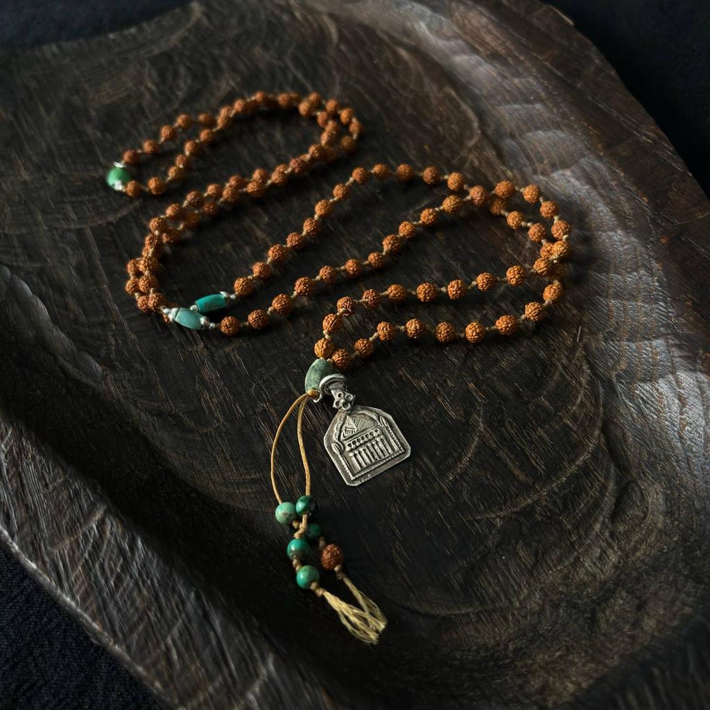 мала из рудракши с бирюзой и Шакти