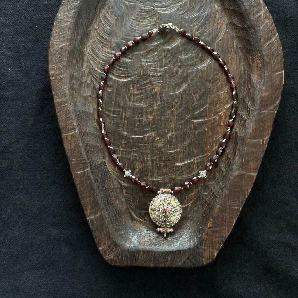 ожерелье из граната с кулоном-шкатулкой