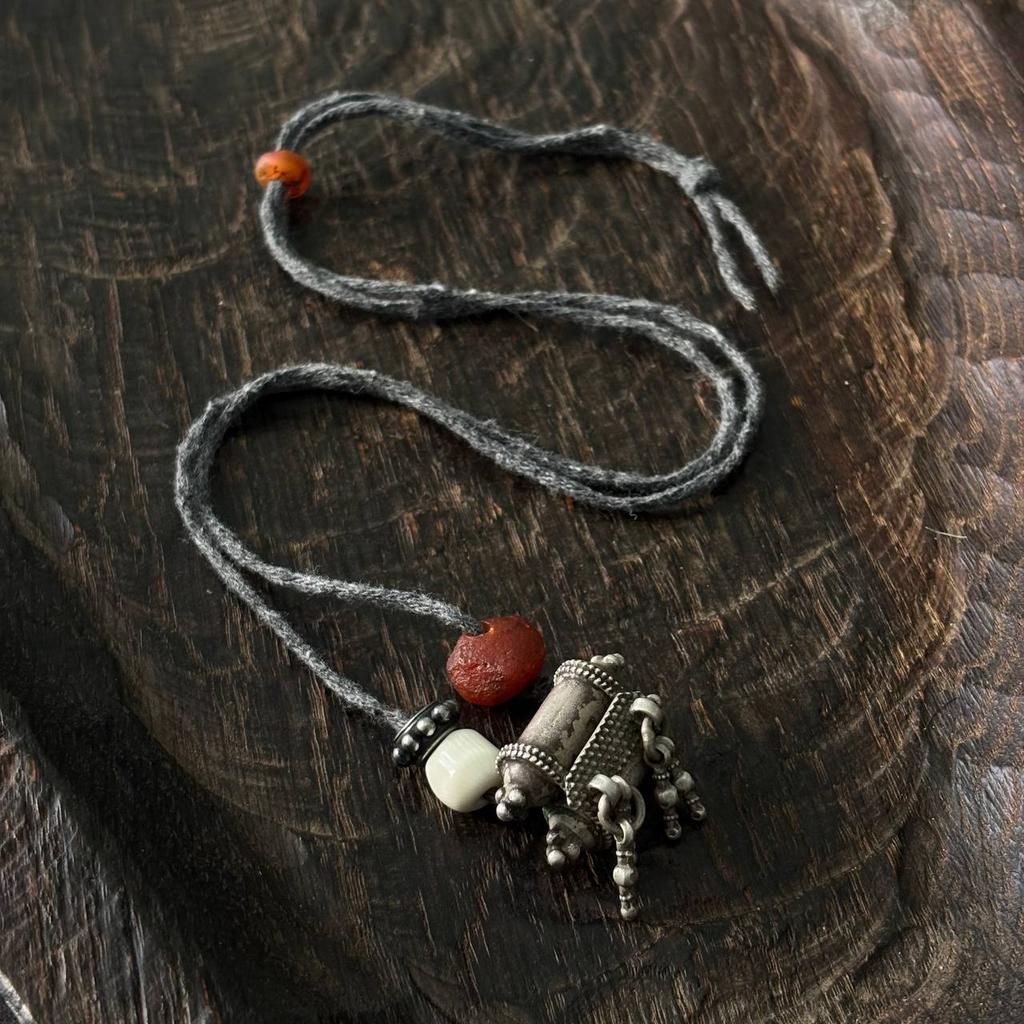 винтажная мадалия с кораллом и сердоликом