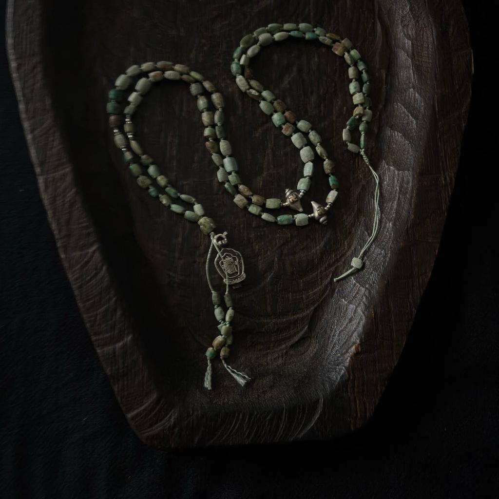 мала из бирюзы с кулоном с вечным узлом и калачакрой