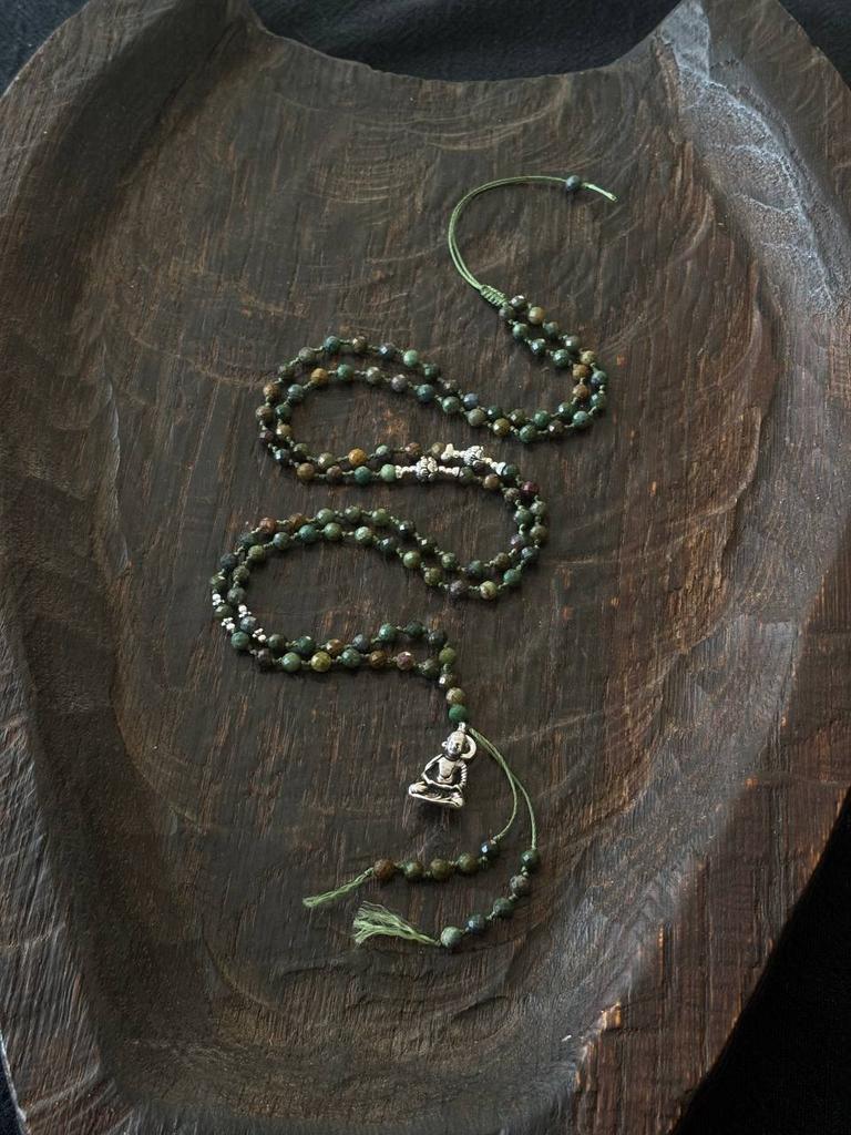 мала из андалузита с кулоном с Буддой