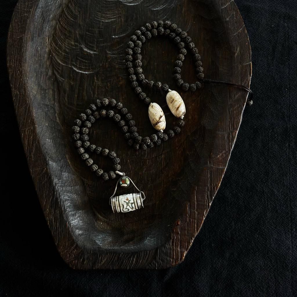 мала из рудракши с кулоном-барабанчиком из раковины