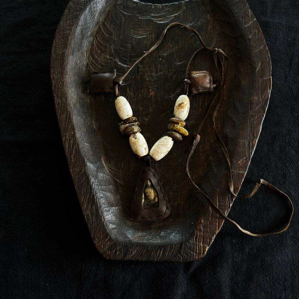 ожерелье с кожаным мешочком с Буддой и винтажными раковинами