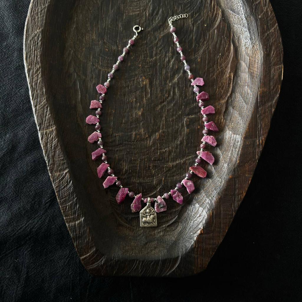 ожерелье из рубина с винтажным кулоном с Дургой