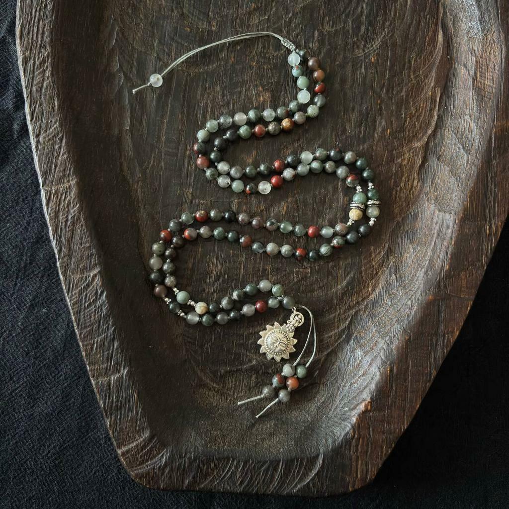 мала из гелиотропа с винтажным кулоном с сурьей