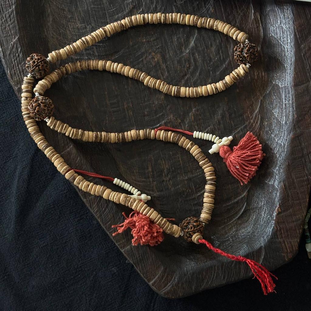 мала из кокосовых бусин с каунтерами из кости