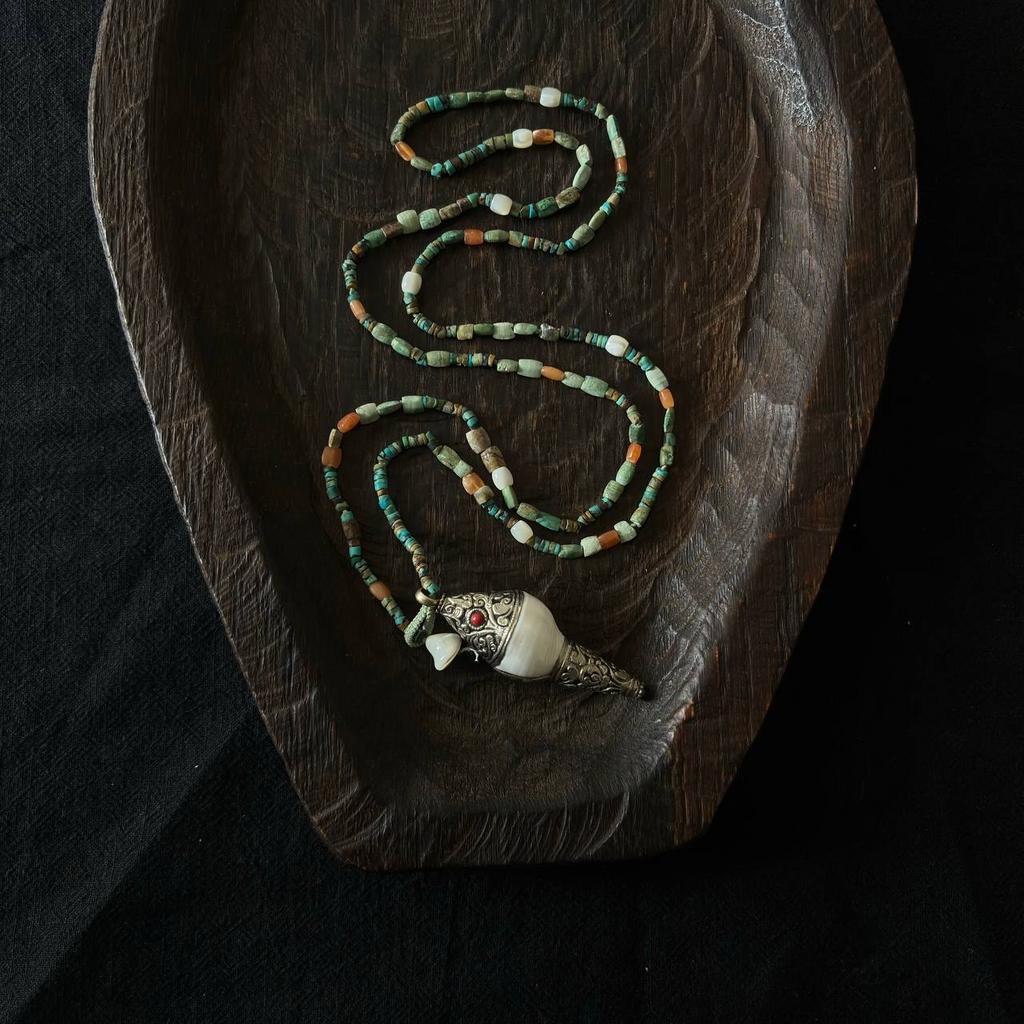 ожерелье из бирюзы с кораллом и перламутром и раковиной Шанкха