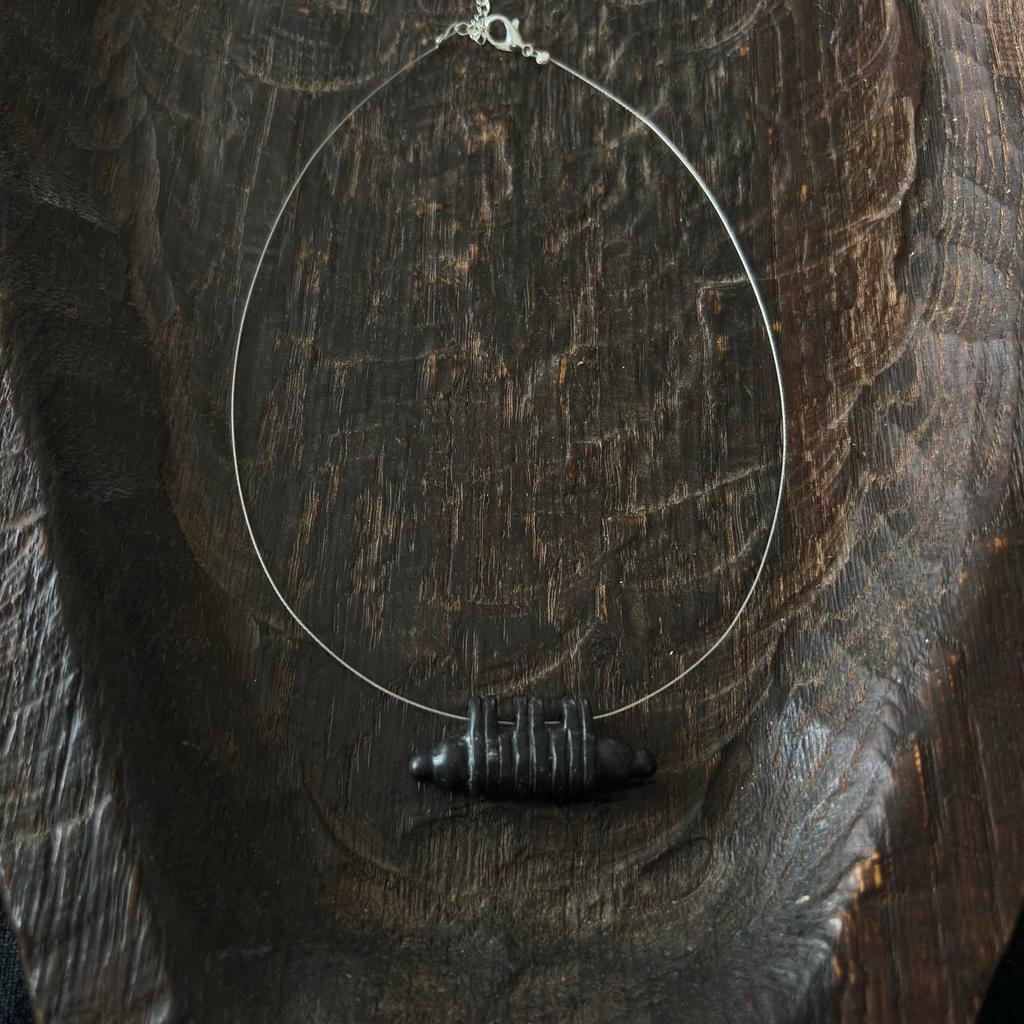 черная мадалия на леске