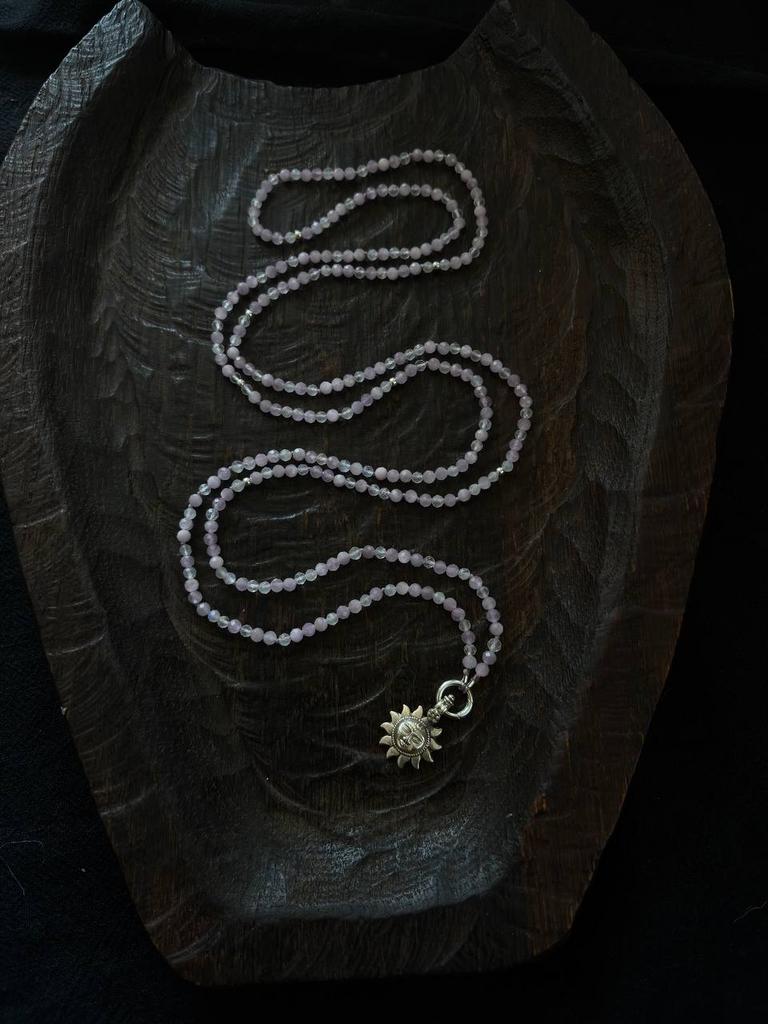 нить из кунцита и адуляра с кулоном с сурьей