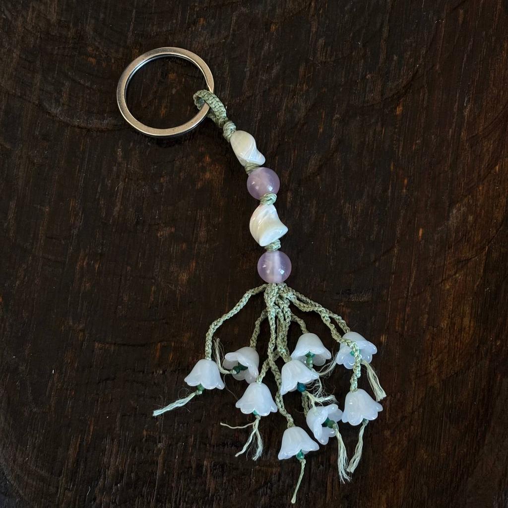 брелок из кварца с перламутром и стеклом