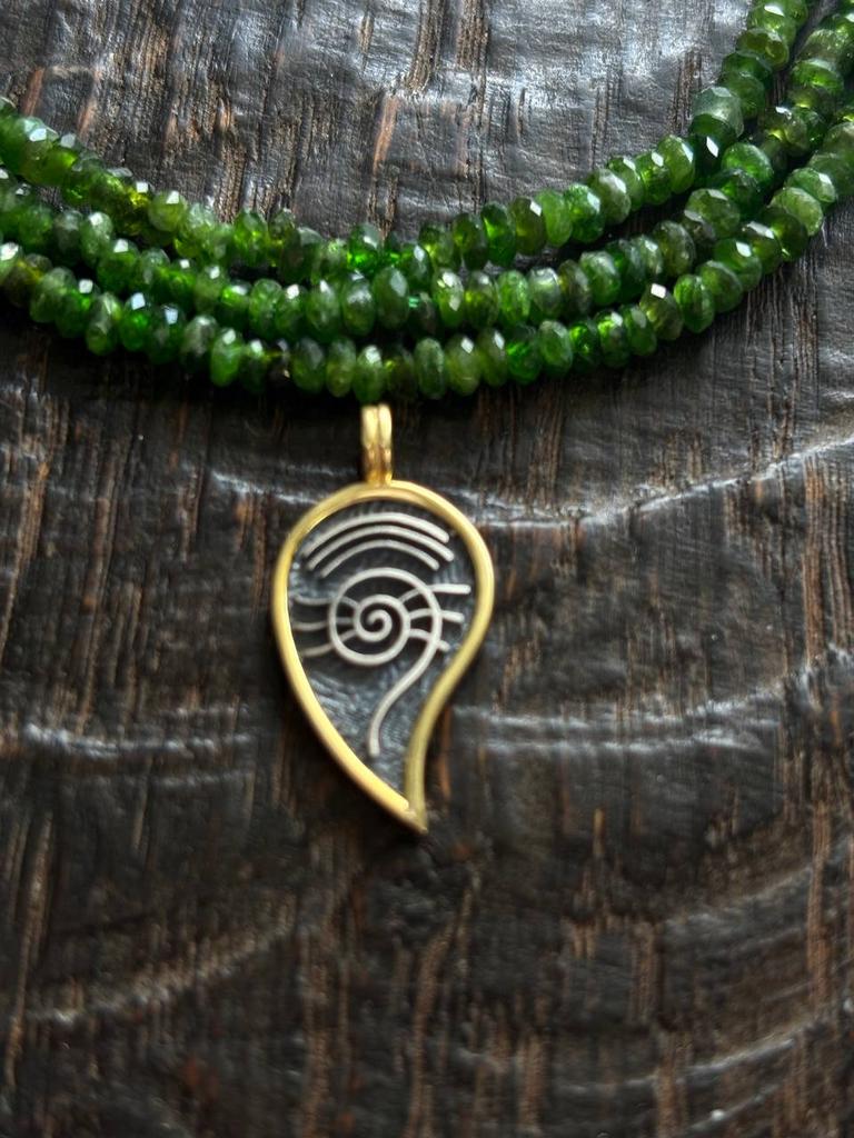 Ожерелье из хромдиопсида