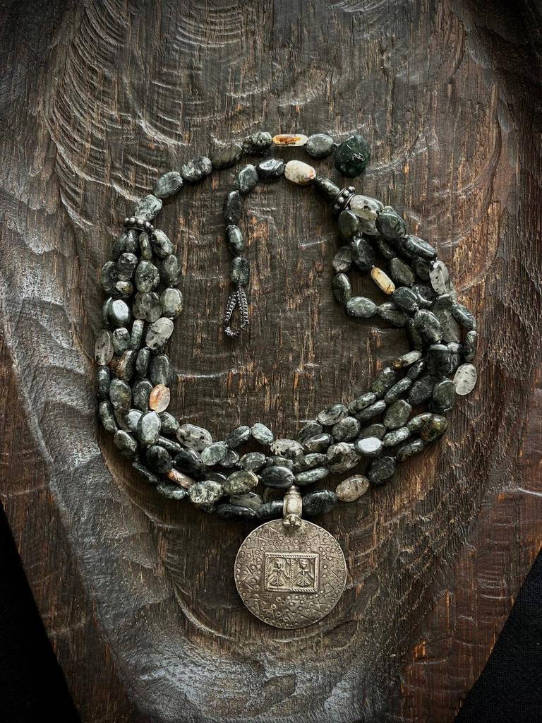 ожерелье из турмалинового кварца с античным кулоном с Дэви
