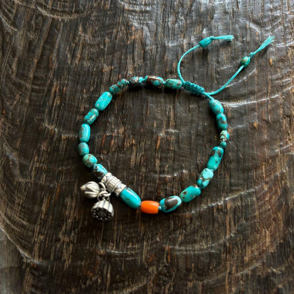 браслет из нишапурской бирюзы и коралла кулон с лотосом