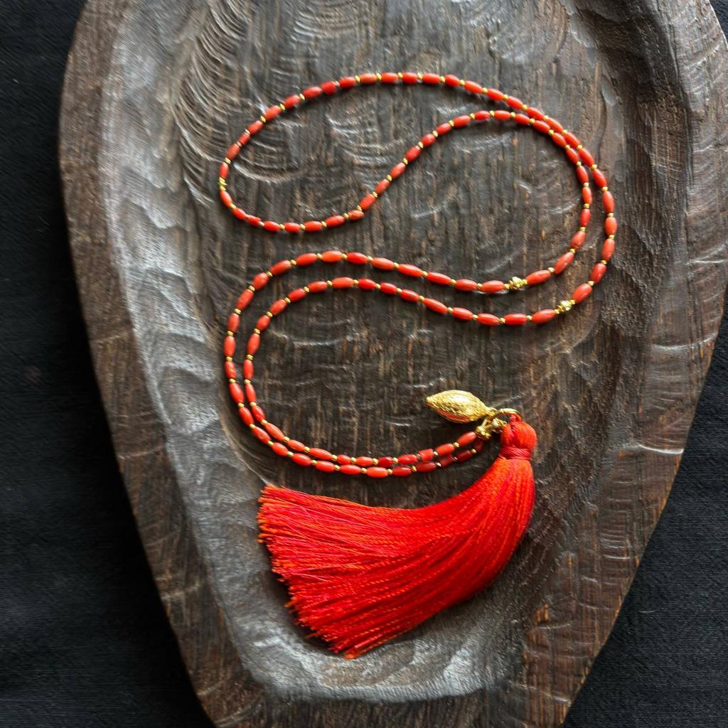 мала из неокрашенного коралла с кулоном