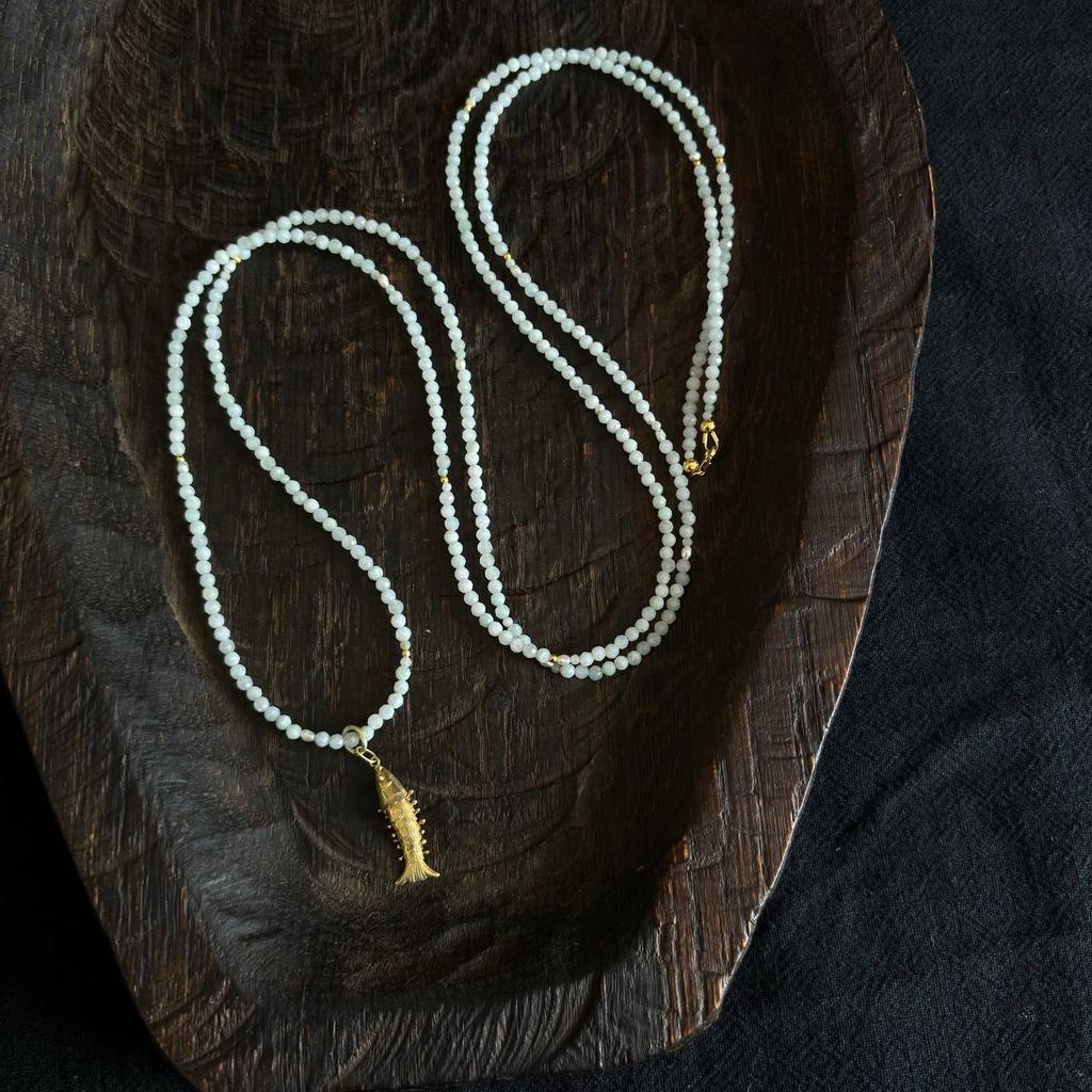 ожерелье из нефрита с кулоном рыбкой