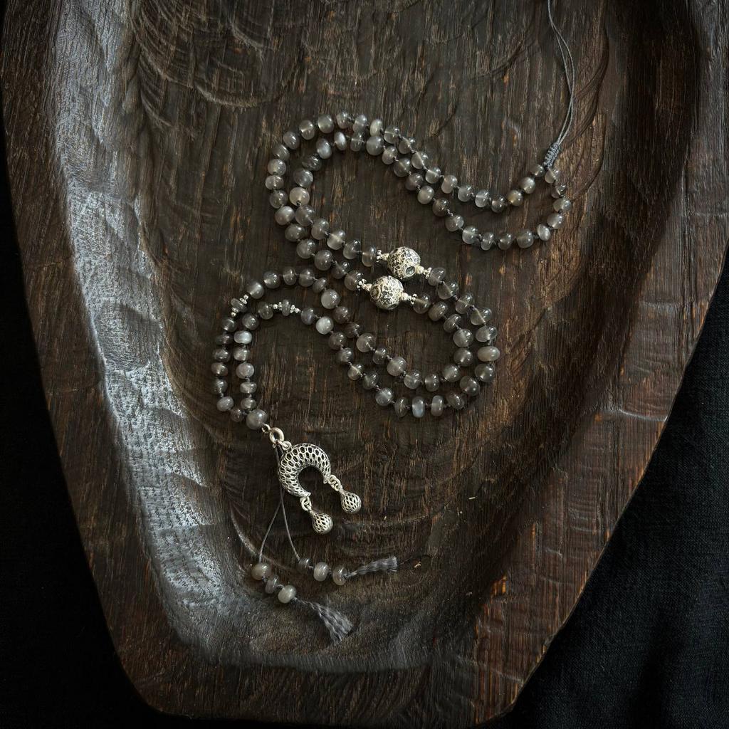 мала из лунного камня