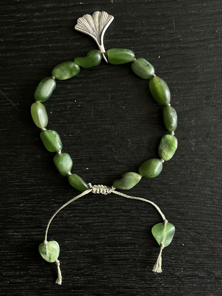 браслет из забайкальского нефрита с кулоном в виде листика Гинкго