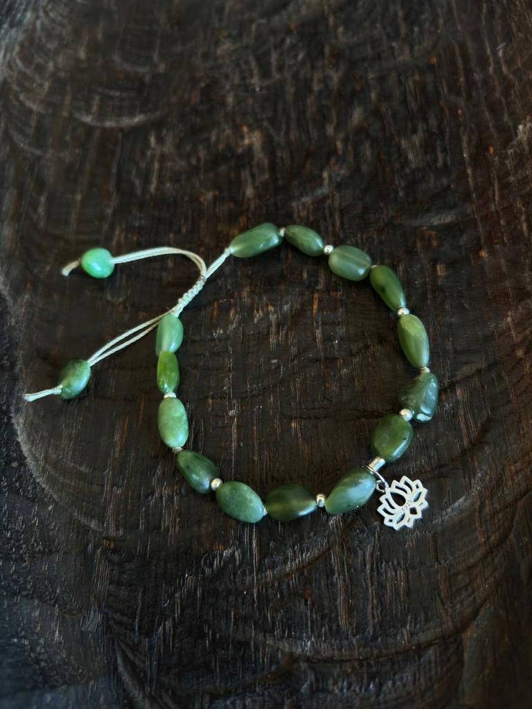 браслет из нефрита с кулоном в виде лотоса