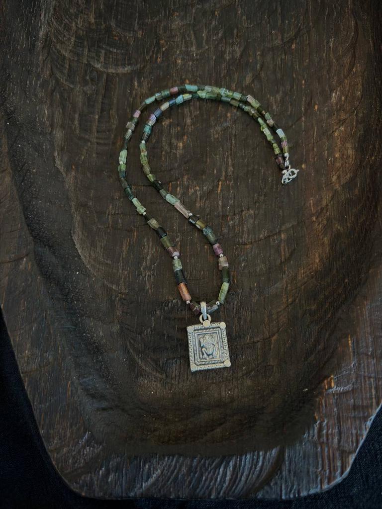 ожерелье из турмалина с кулоном с лягушкой