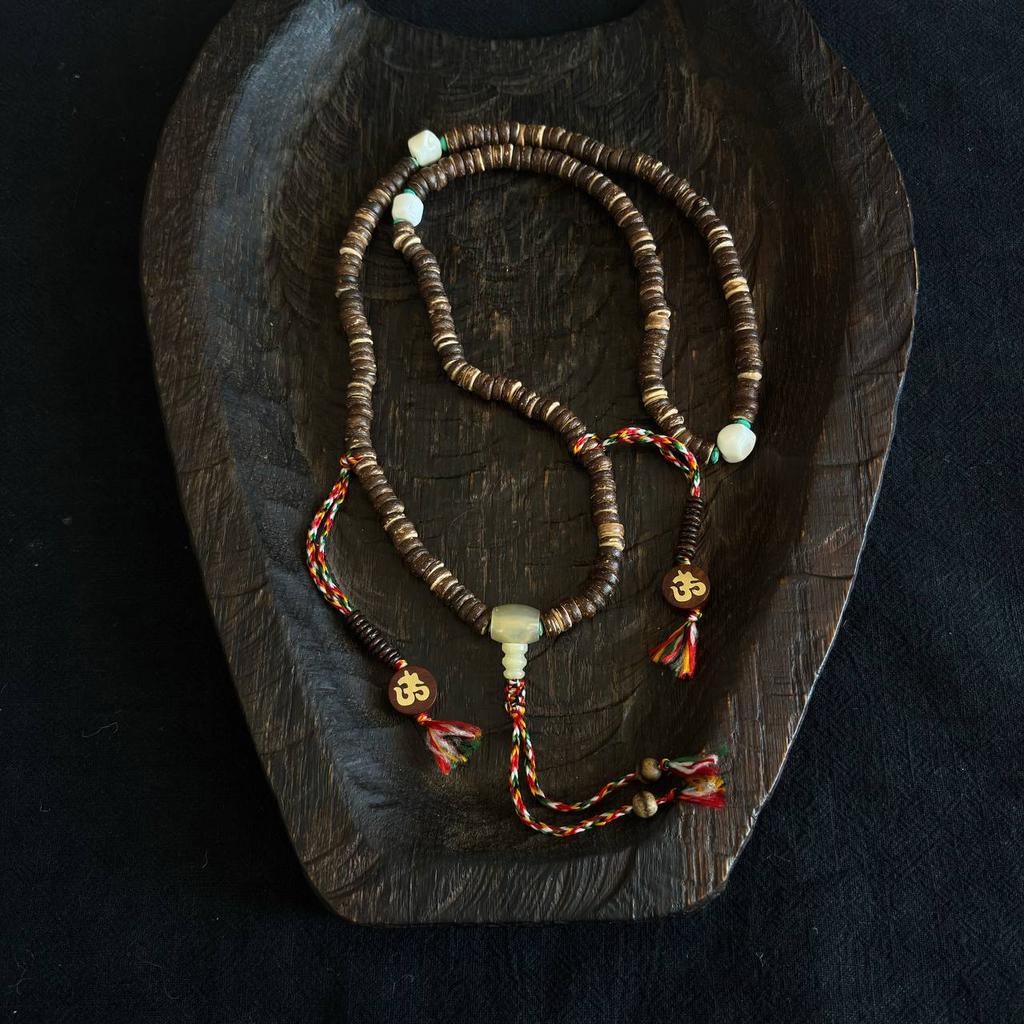 мала из кокоса с бирюзой, кораллом и гуру бидом