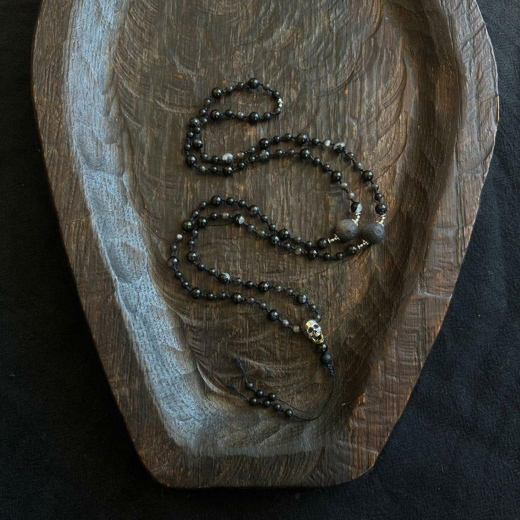 мала из микса камней с кулоном черепа