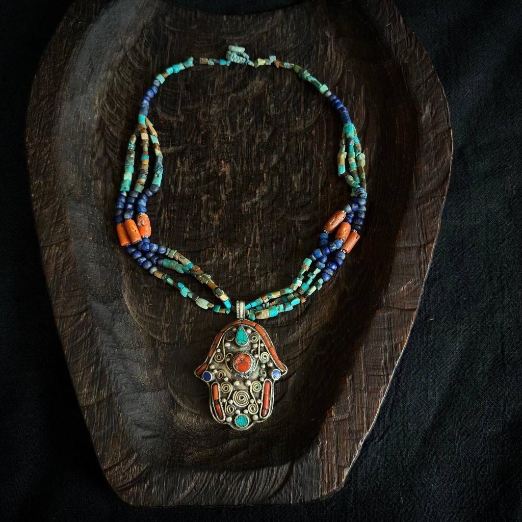 ожерелье из лазурита, бирюзы и коралла с хамсой