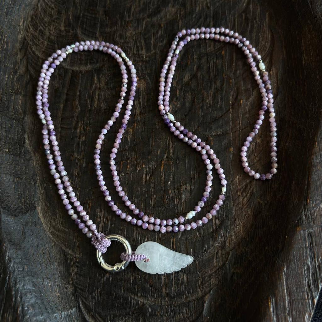 нить из чароита с кулоном в виде крыла