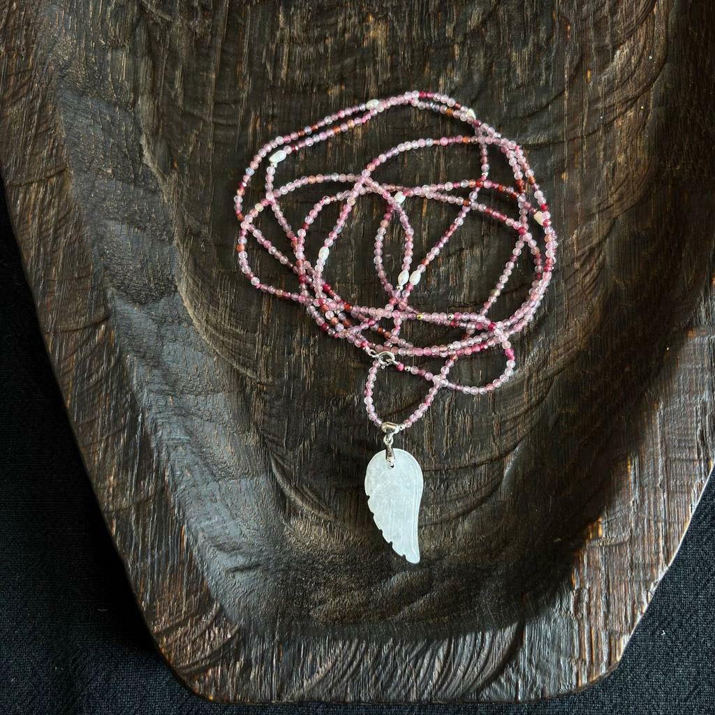 нить из шпинели с кулоном в виде крыла