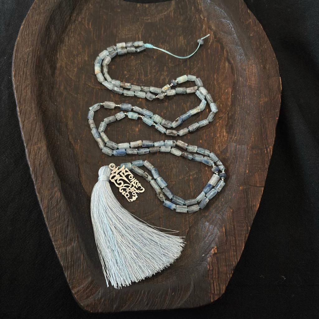 мала из кианита с буддийской мантрой