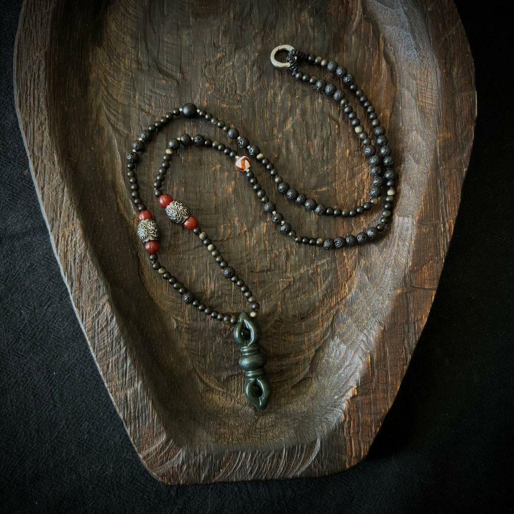 нить из лавы и обсидиана с сердоликом с кулоном ваджрой из нефрита
