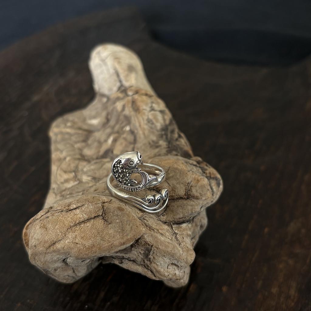 кольцо в виде рыбы с хвостом