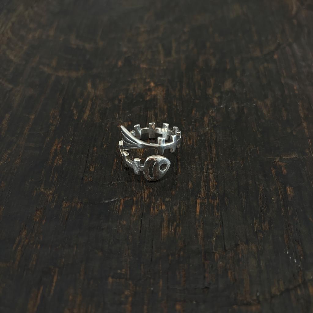 кольцо в виде рыбки скелета