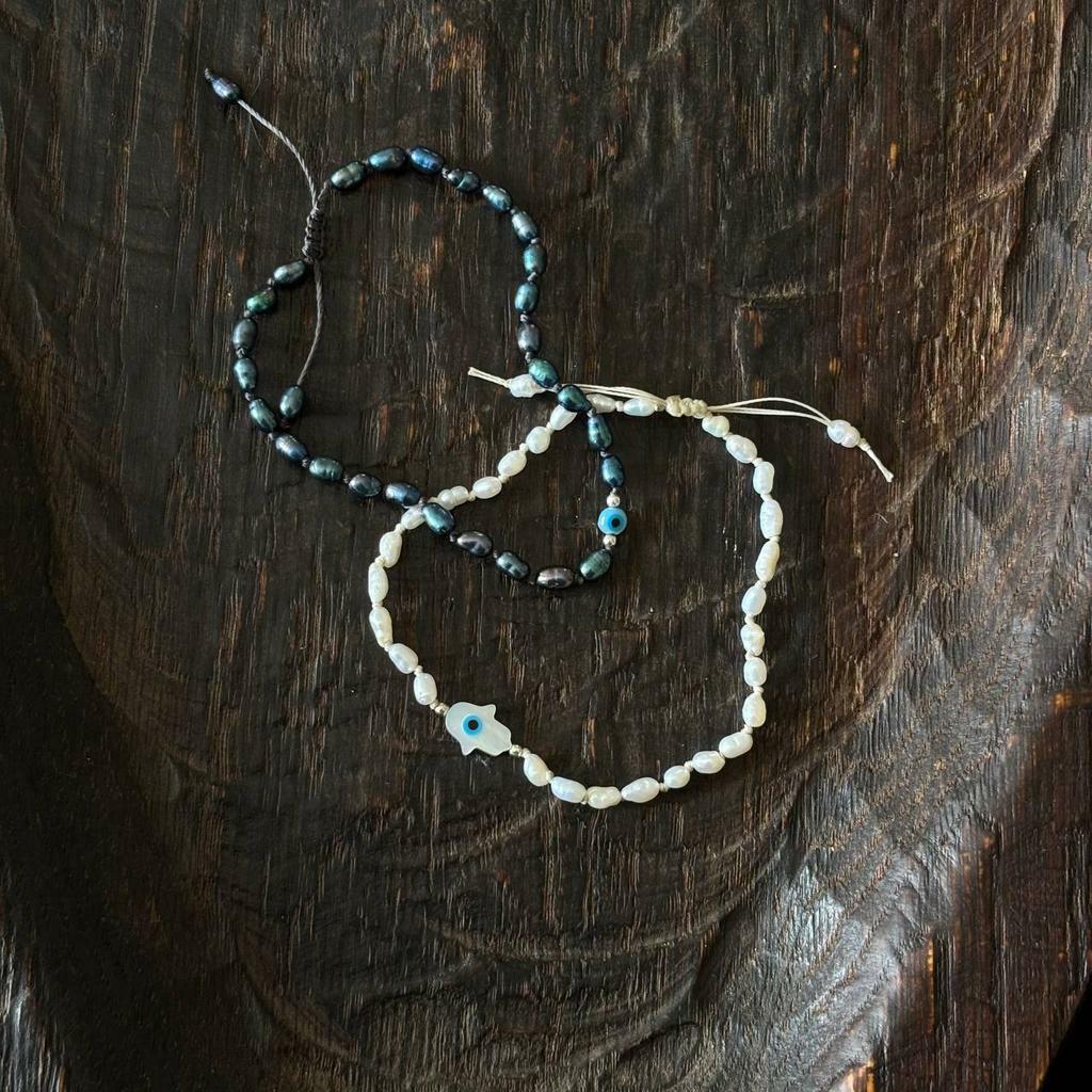 пара браслетов из черного и белого жемчуга