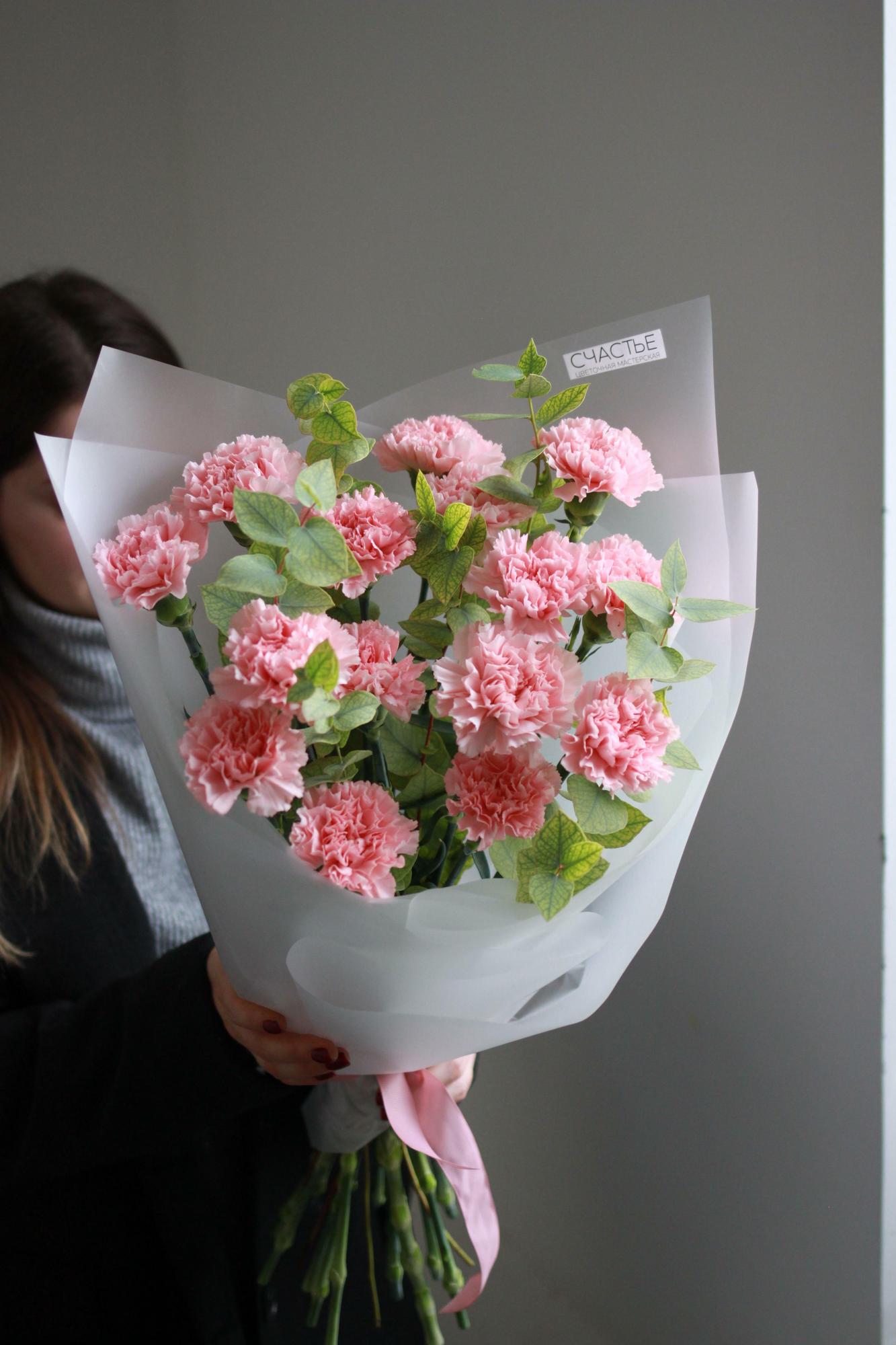 Моно розовых гвоздик с эвкалиптом