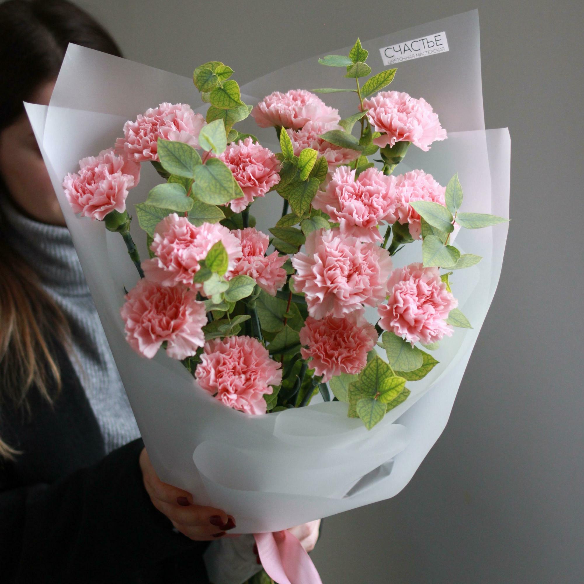 Моно розовых гвоздик с эвкалиптом