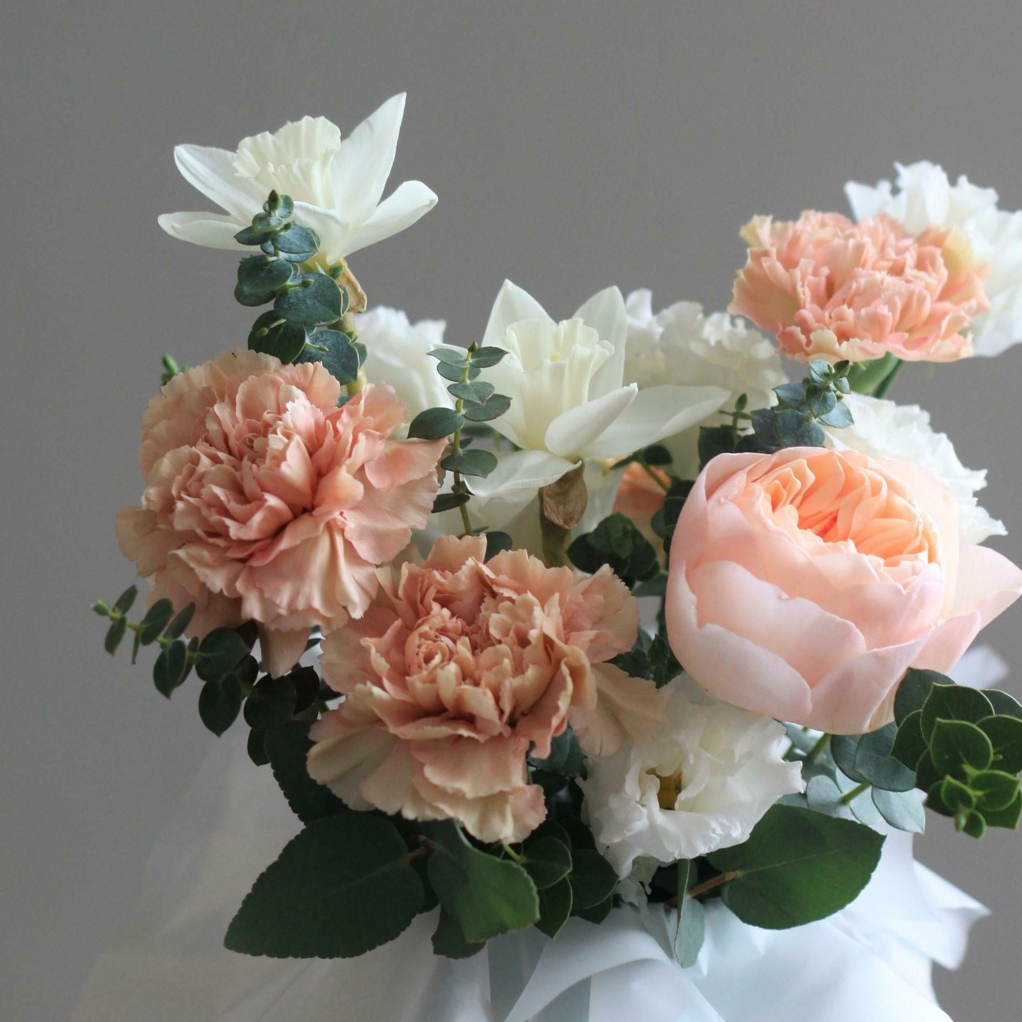 Композиция в шляпной коробке в размере XS