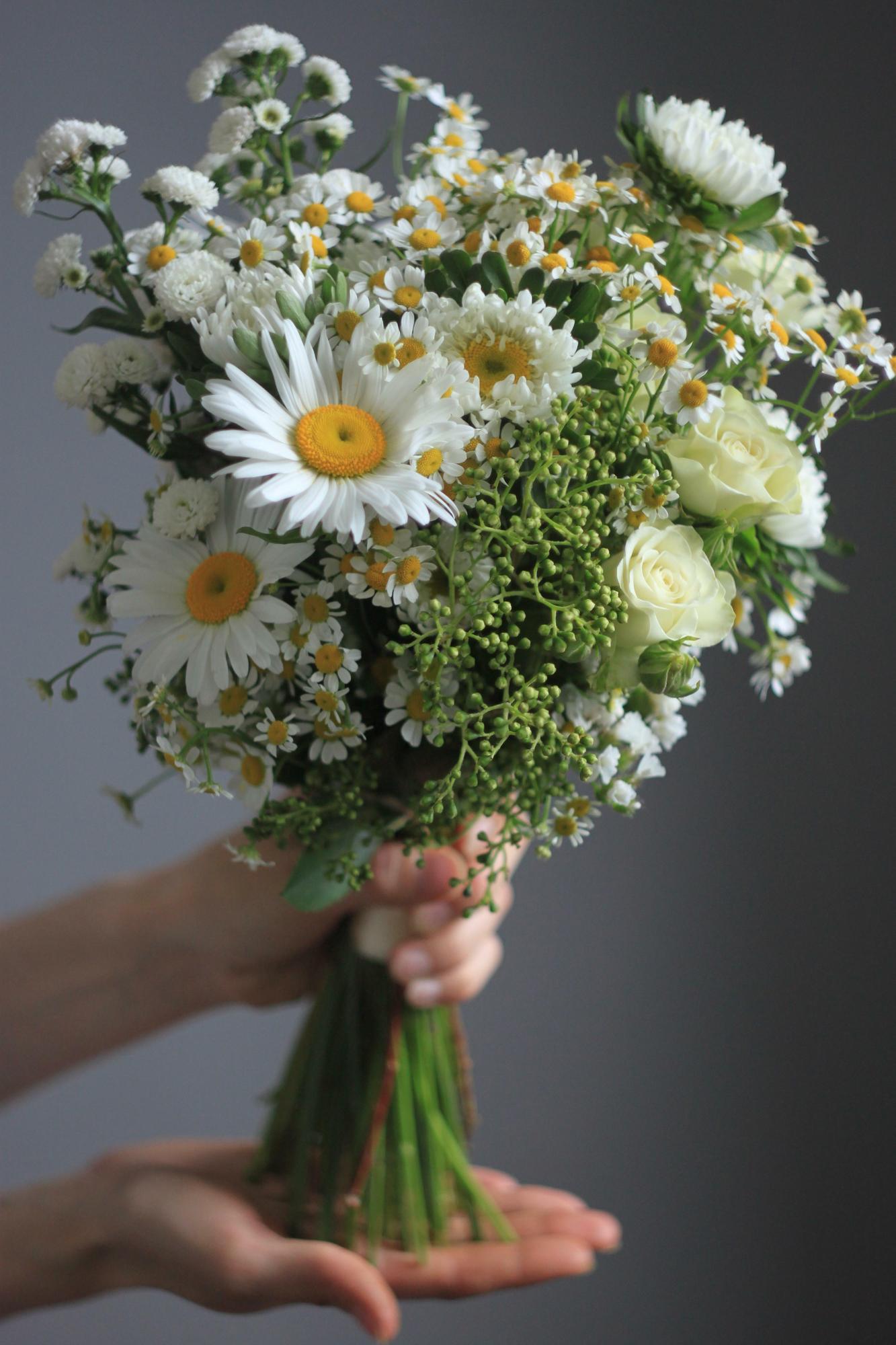 Букет невесты с ромашками в формате мини