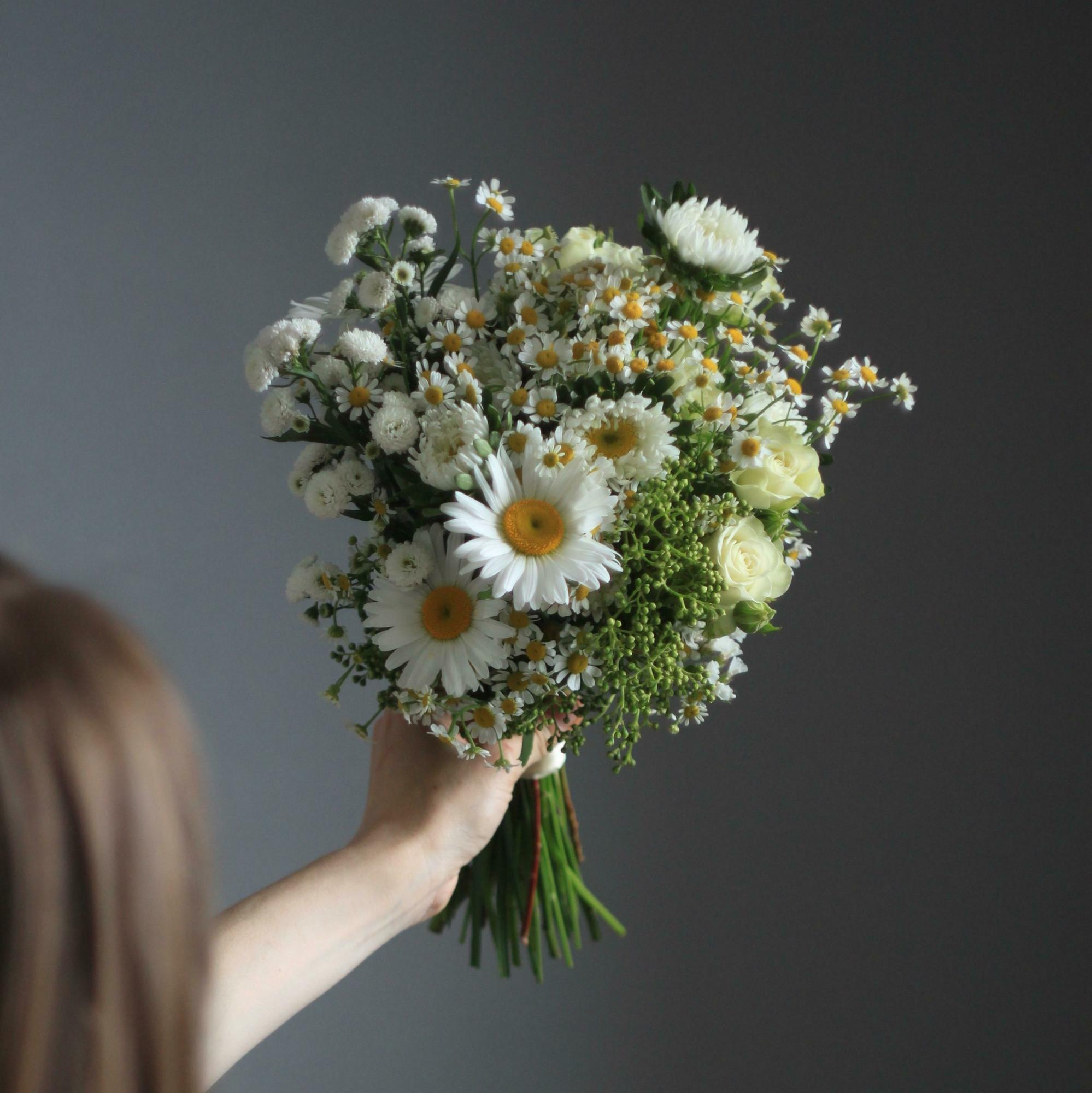 Букет невесты с ромашками в формате мини