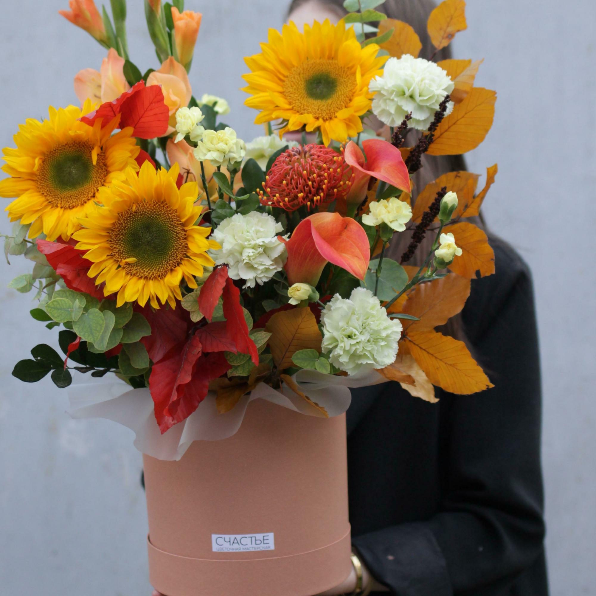 Яркая композиция в шляпной коробке