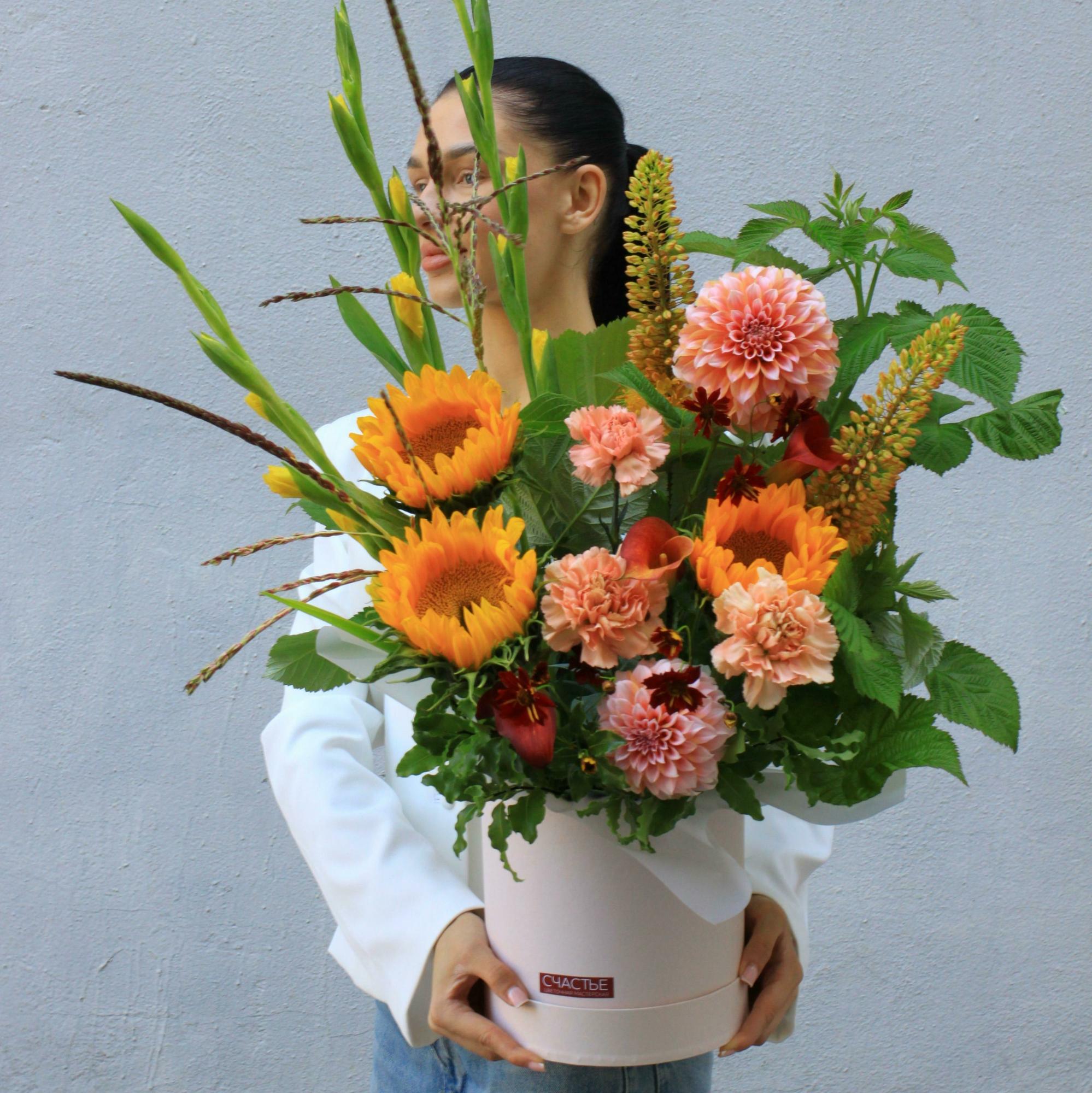 Яркая композиция в шляпной коробке