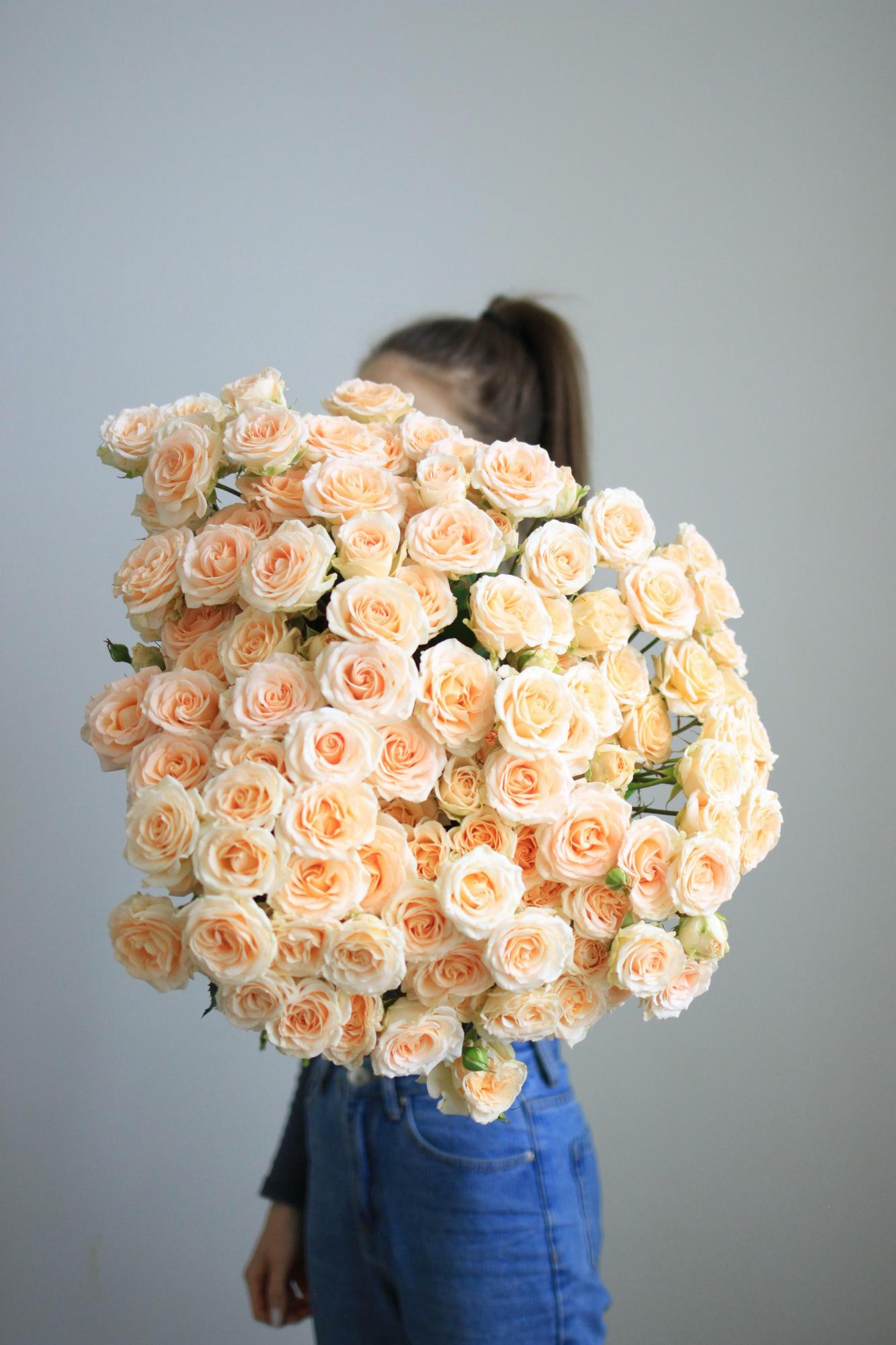 Моно нежных кустовых роз