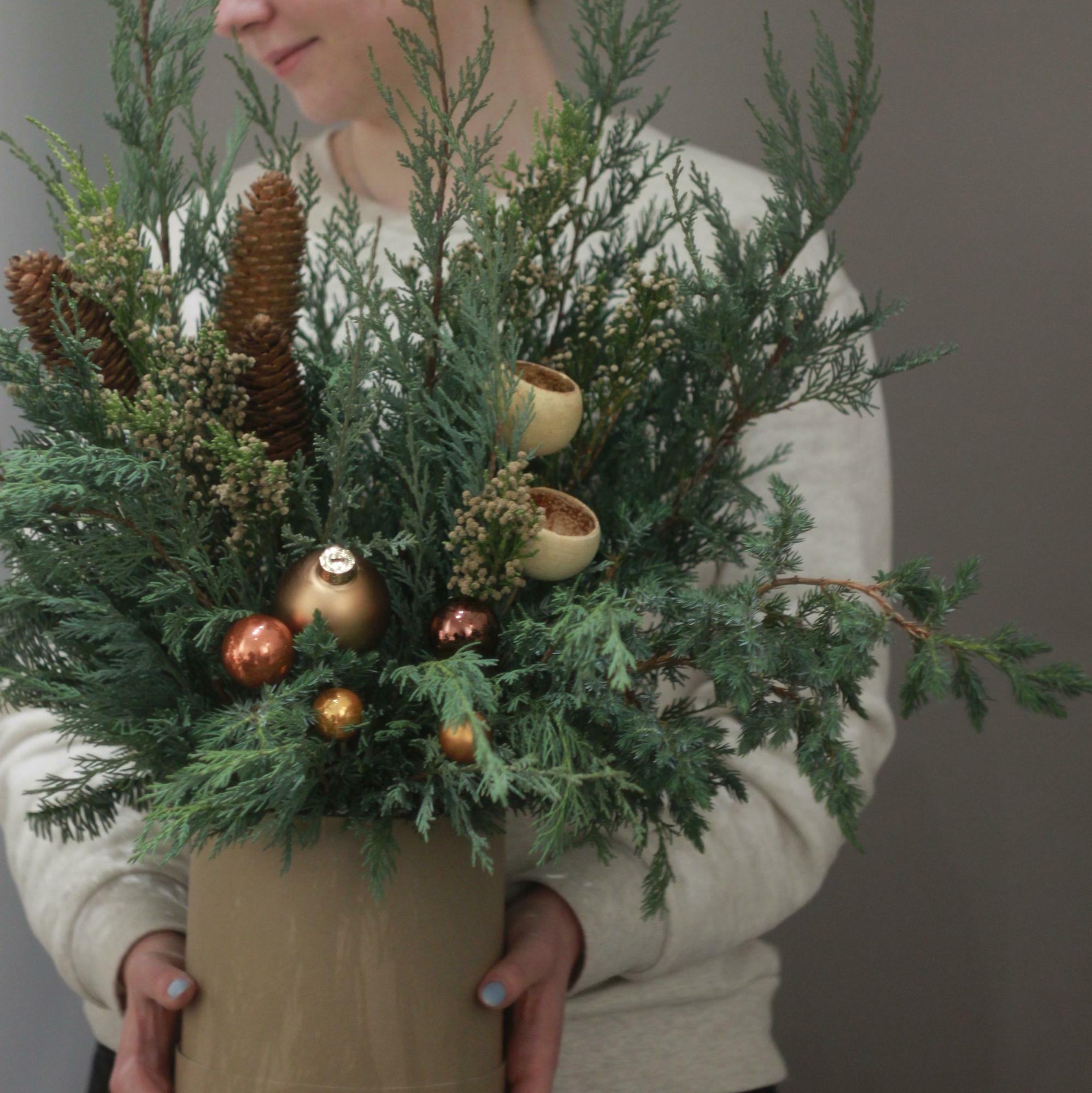 Коробка с хвоей и украшениями