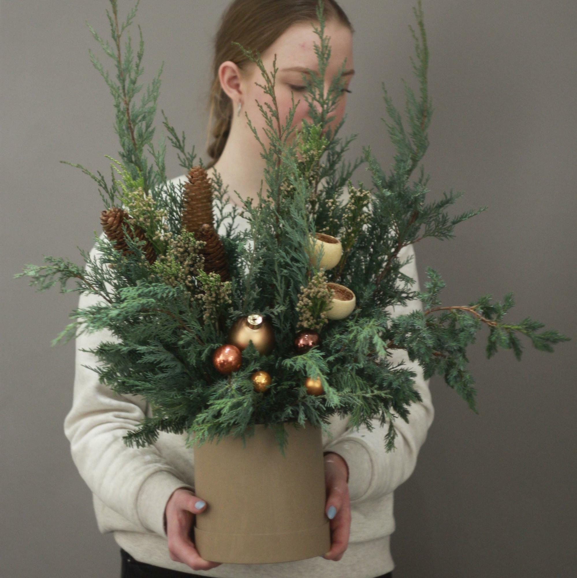 Коробка с хвоей и украшениями