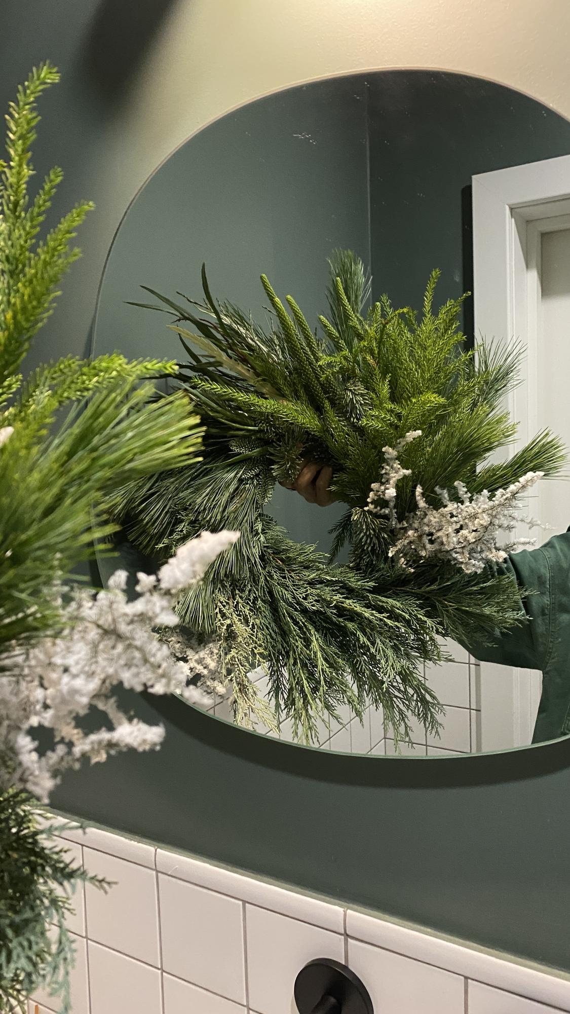 Венок из микса хвои c аспарагусом